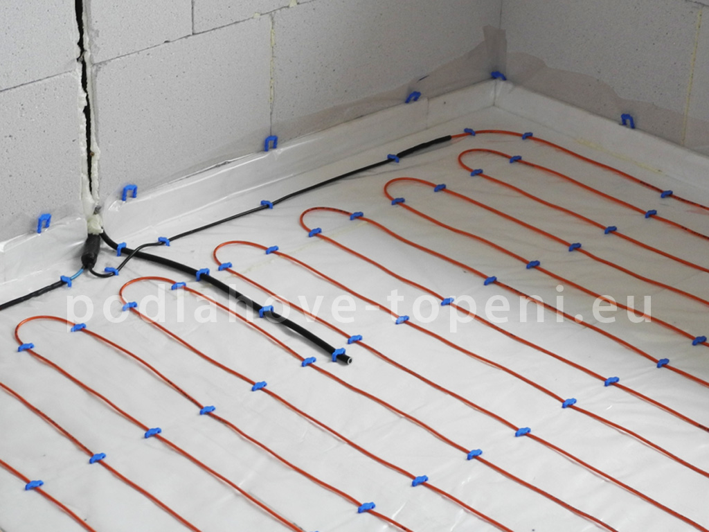 Umístění topného kabelu do vrstvy litého betonu přímo na tepelnou izolaci.